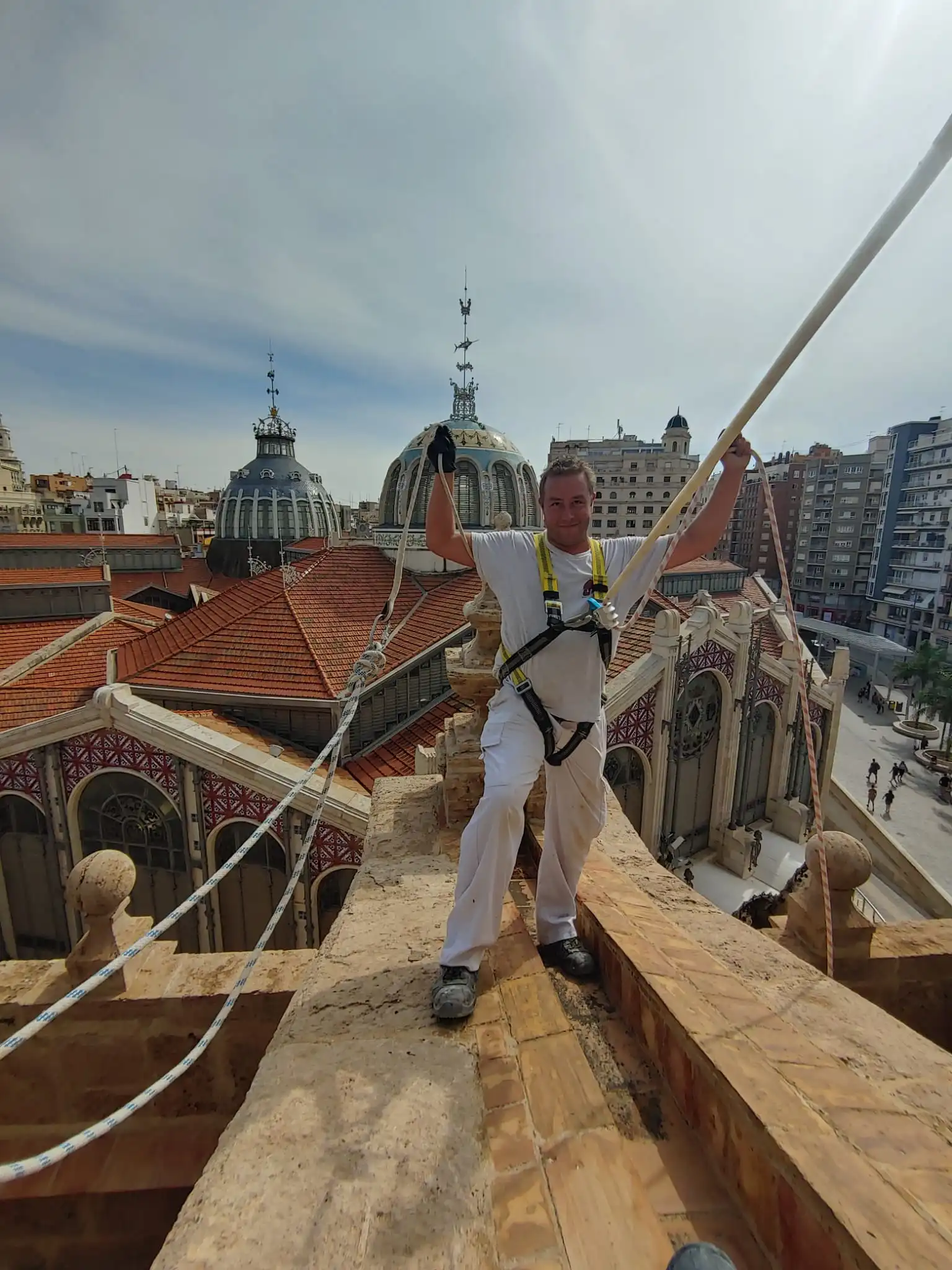 Intervención en madera con andamiaje y arnés