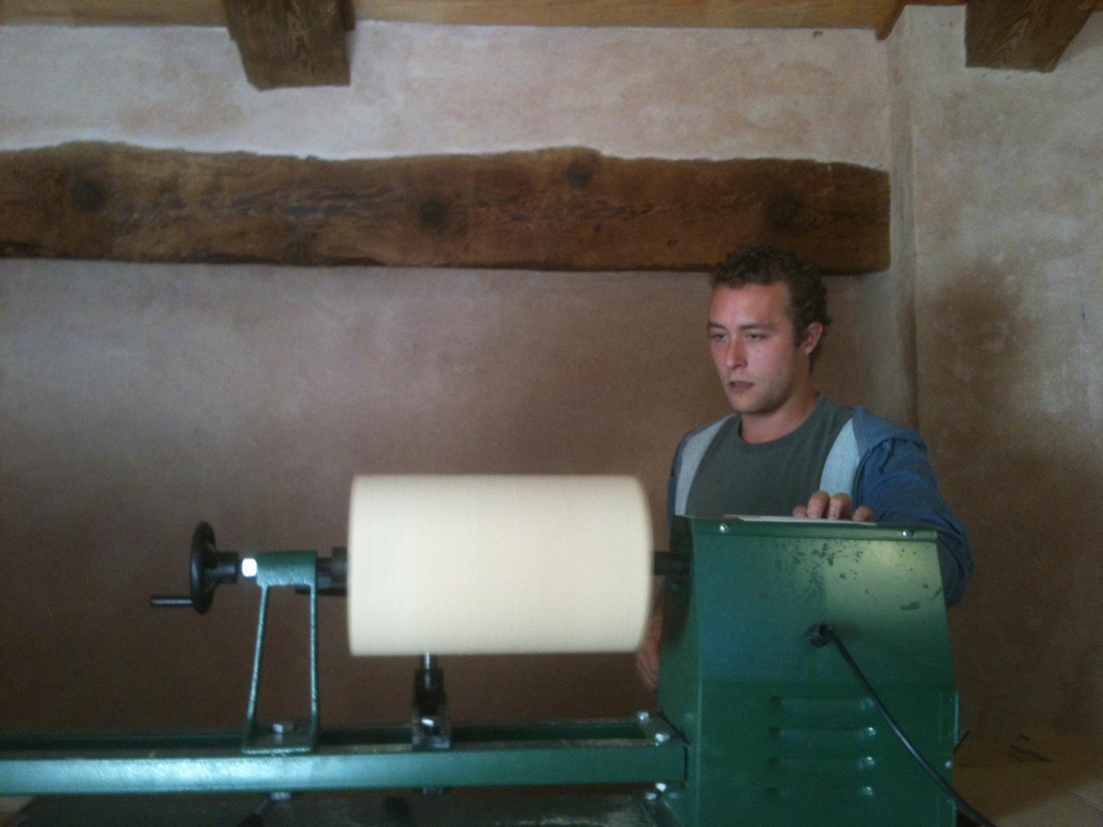 Taller de escultura en Valencia: proceso en torno y herramientas